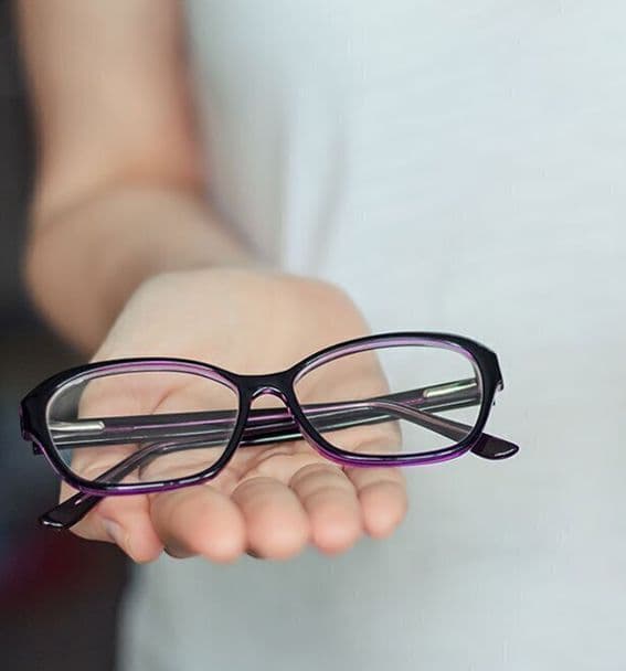مقایسه بین لنز و عینک طبی